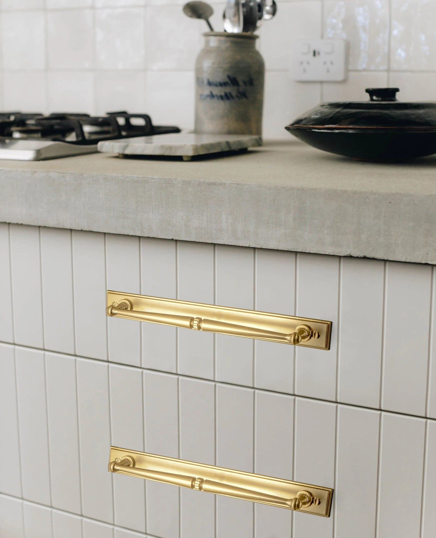 The Vintage Multi-Size Backplate Cabinet Pull (Set of 2) — Brushed Brass