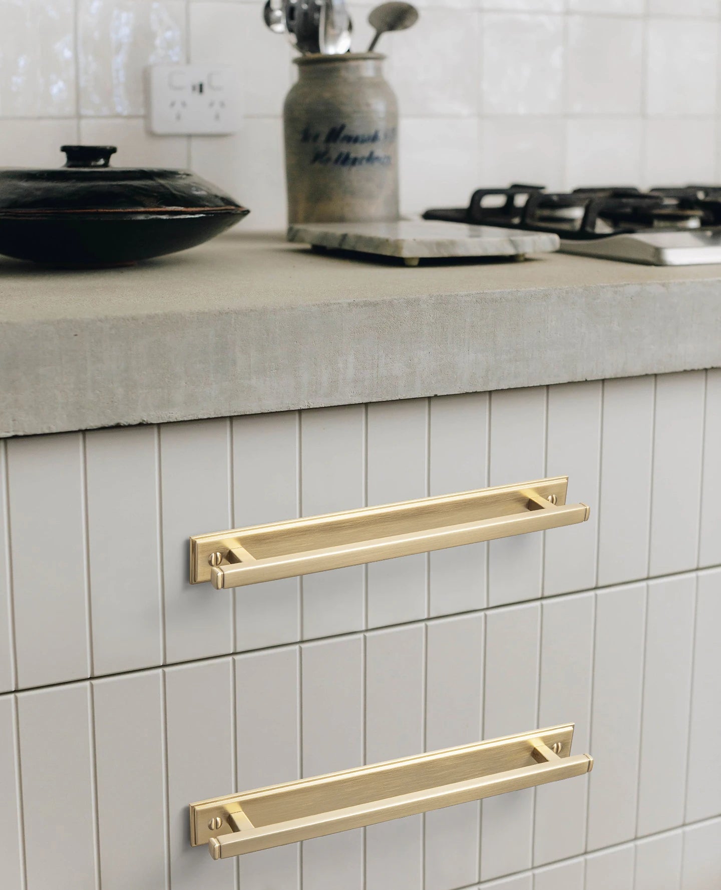 The Backplate Bar Pull (Set of 2) — Brushed Brass