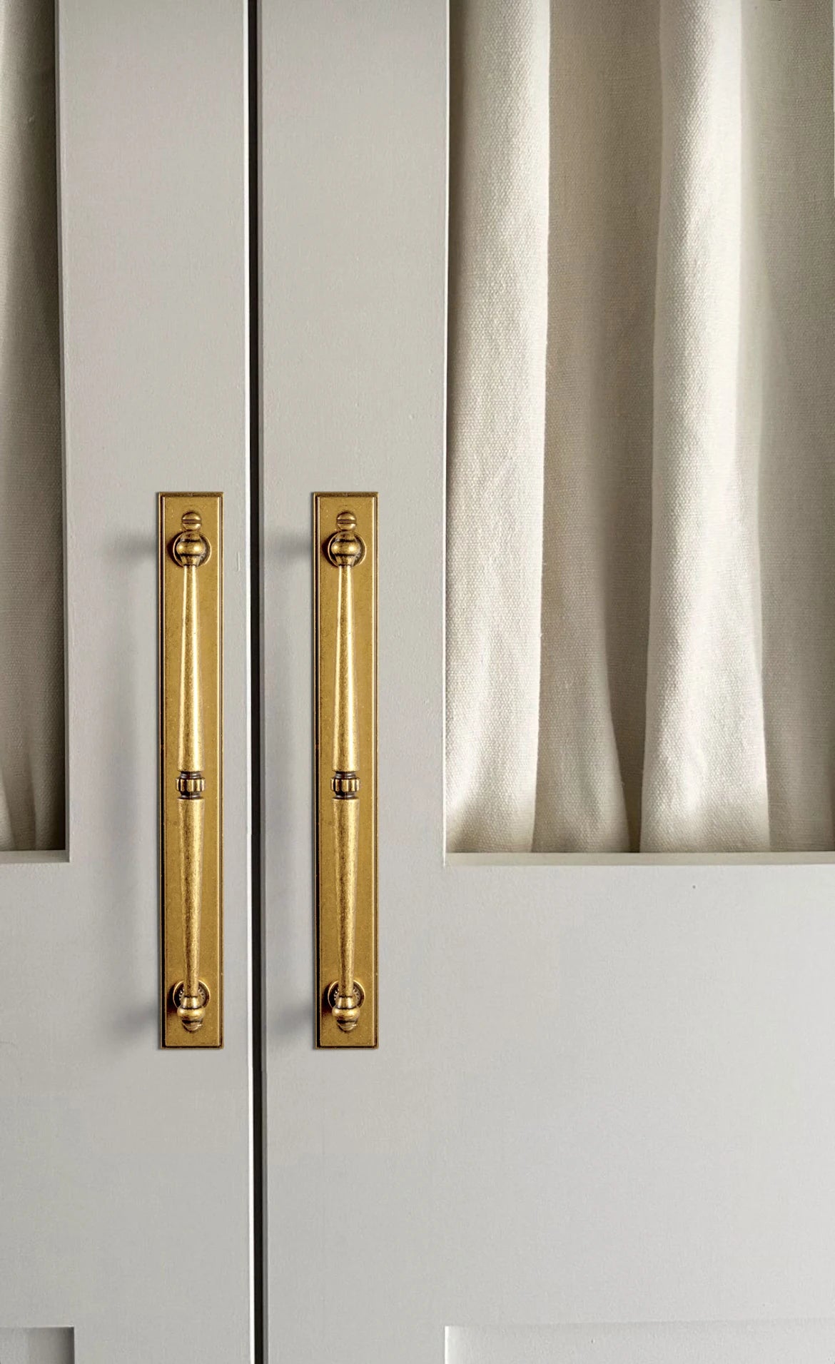 The Vintage Multi-Size Backplate Cabinet Pull (Set of 2) — Brushed Brass