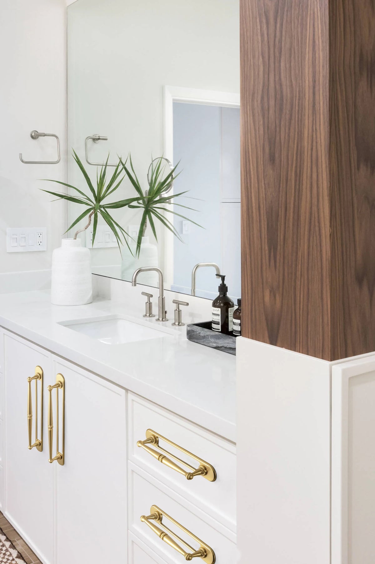The Vintage Bar Backplate Cabinet Pull (Set of 2) — Brushed Brass
